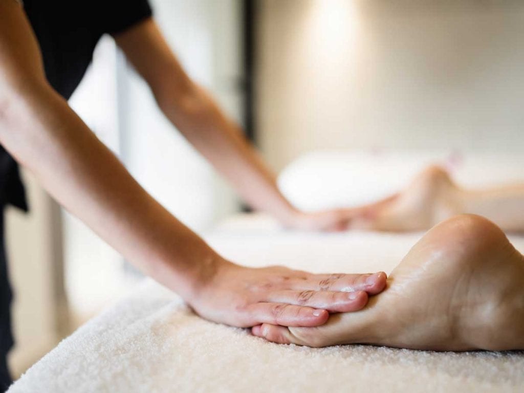 masseuse-masaging-feet-hand-massage-weymouth-dorchester